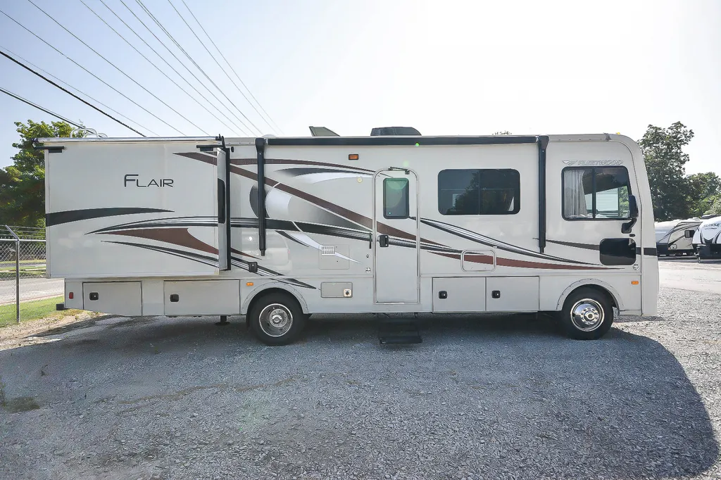 2017 Fleetwood Flair 30P, Photos photo 3
