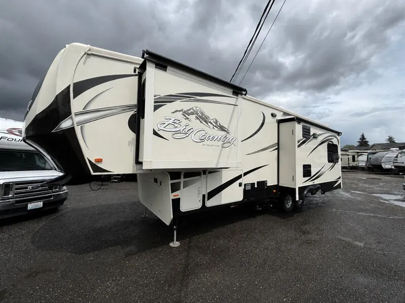 2015 Heartland Big Country 3070RE - Photo 2