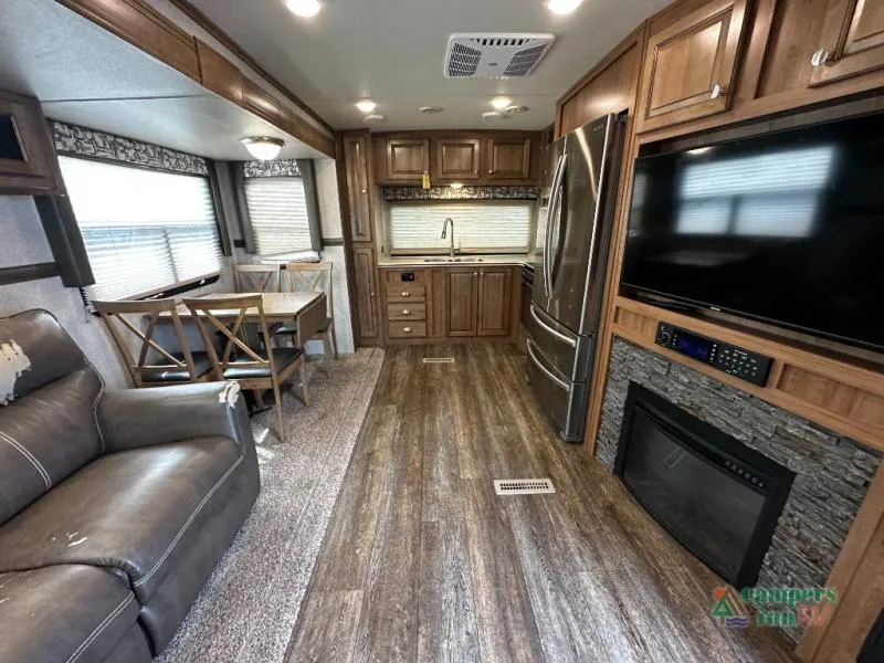 2018 Forest River RV Rockwood Signature Ultra Lite 8335BSS - Photo 3