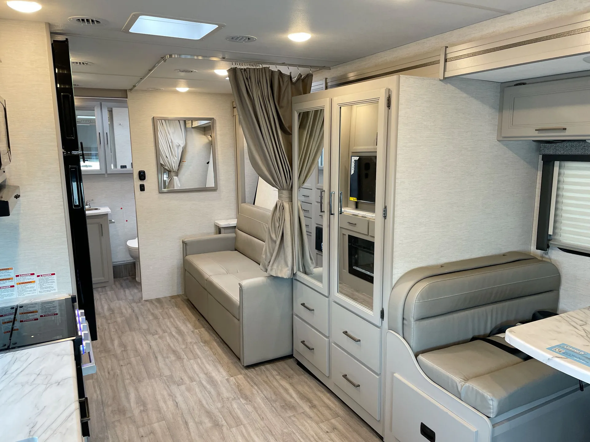 2025 Thor Motor Coach Coleman 27CL — living area main