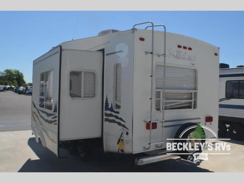 2005 Forest River RV Wildcat 25RL - Photo 2