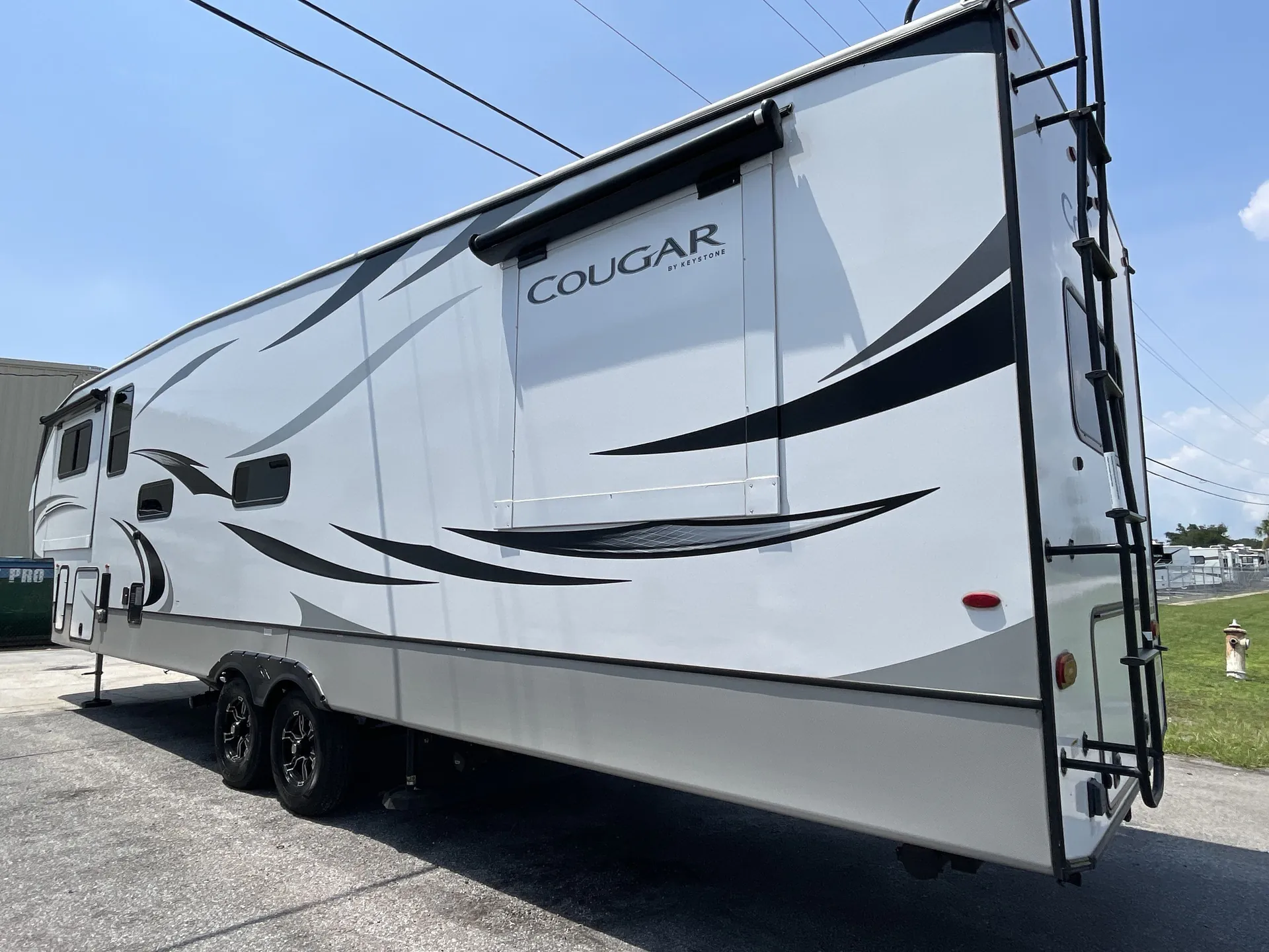 2022 Keystone Cougar 354FLS — cabinet