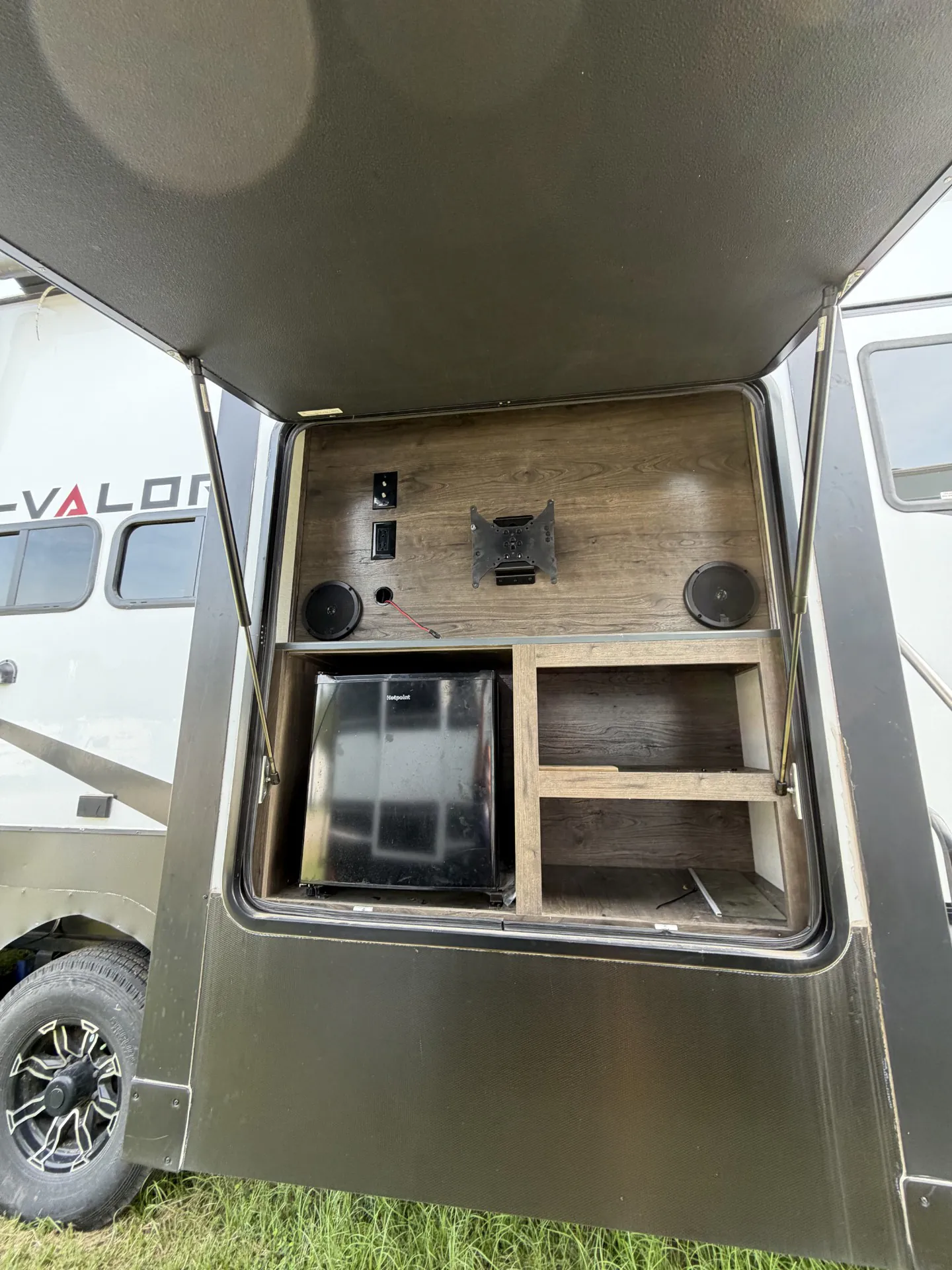 2022 Alliance RV Valor 40V13 - Photo 2