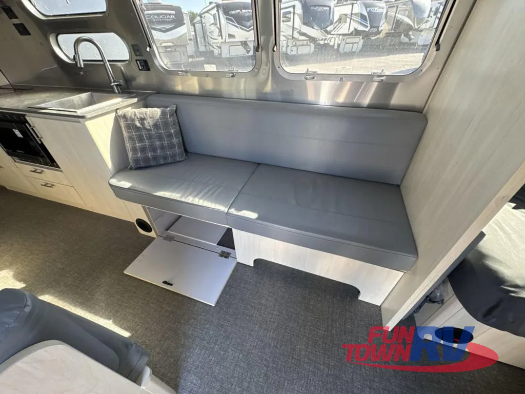 2024 Airstream Flying Cloud 30FB Office, Photos photo 15