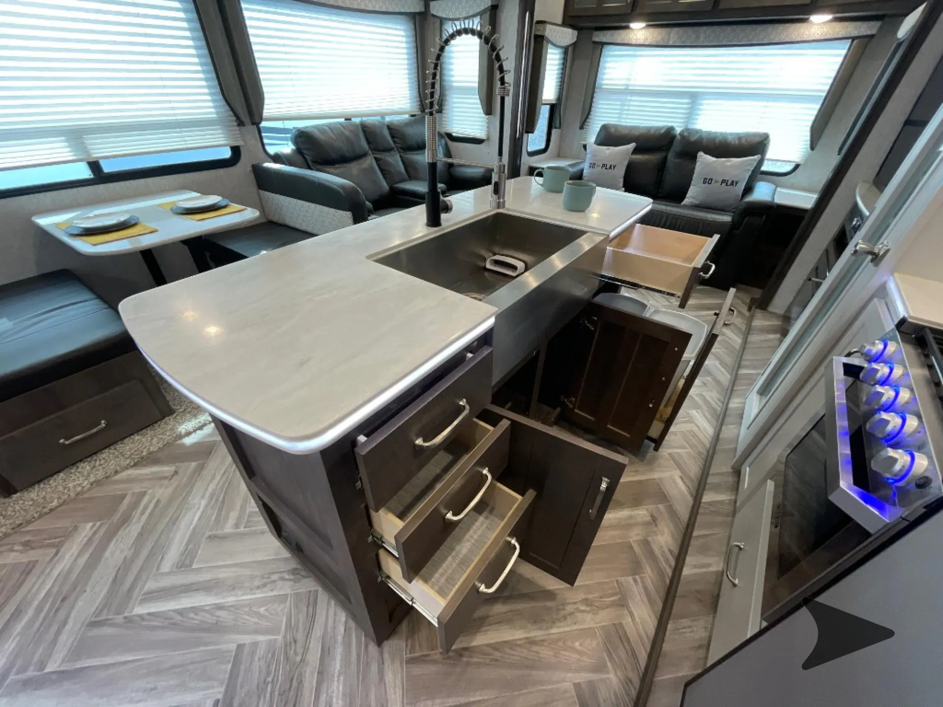 2021 Dutchmen Astoria 3173RLP - Photo 4
