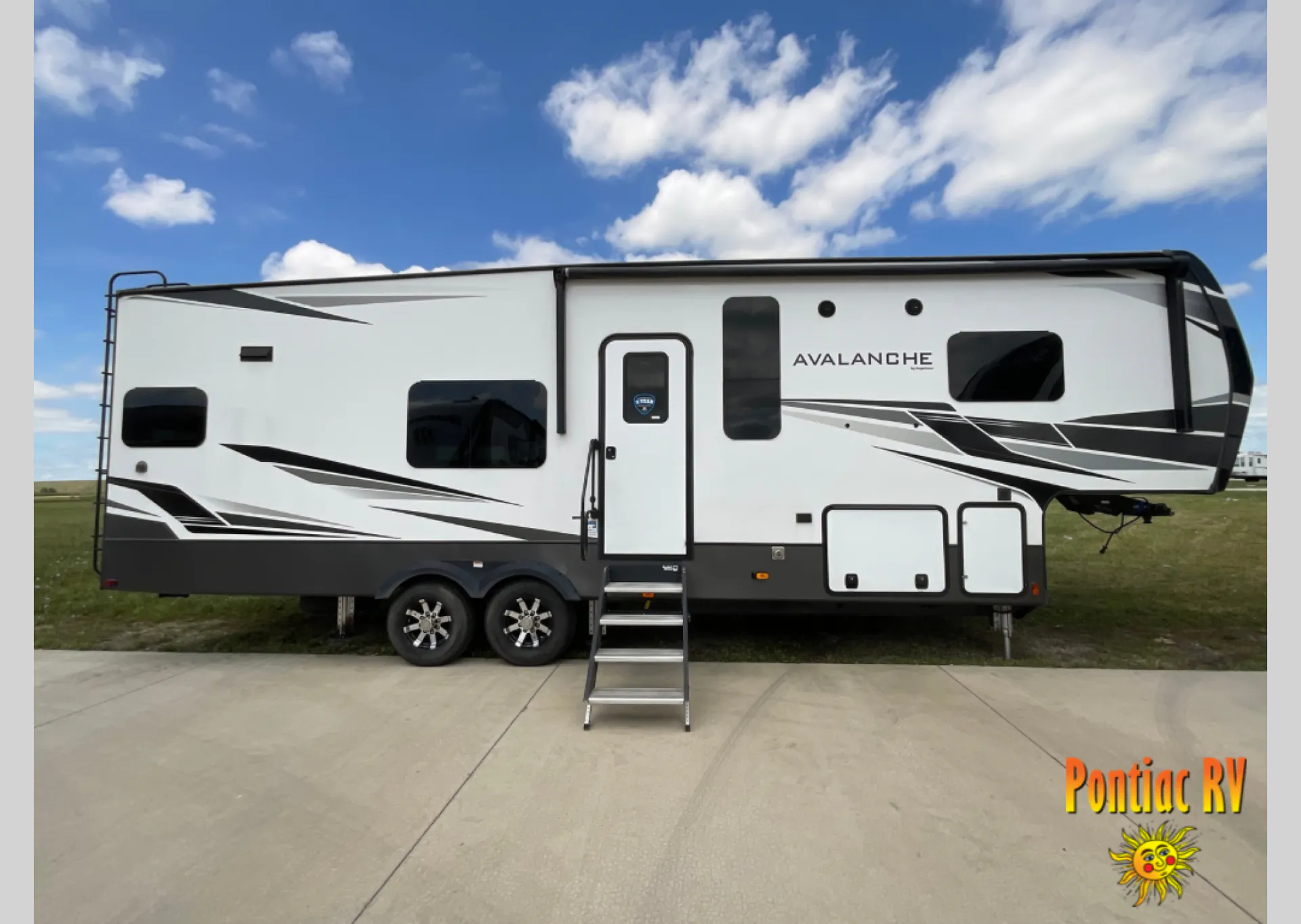2021 Keystone Avalanche 295RK - Photo 2