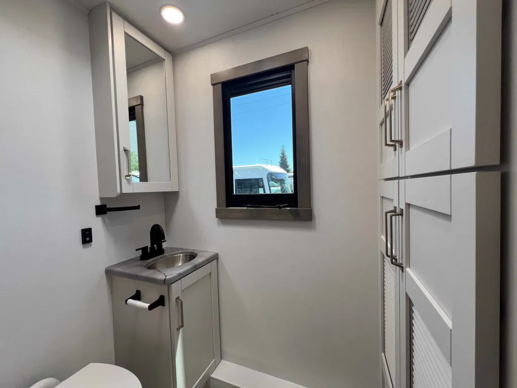 2027 Entegra Coach Vision XL 36C, Photos photo 17