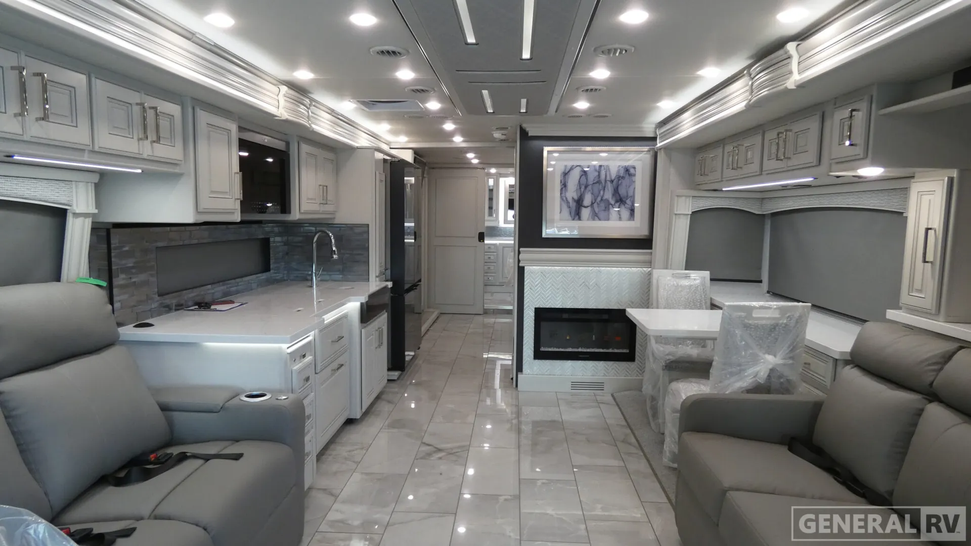 2026 Fleetwood Discovery LXE 40M - Photo 3