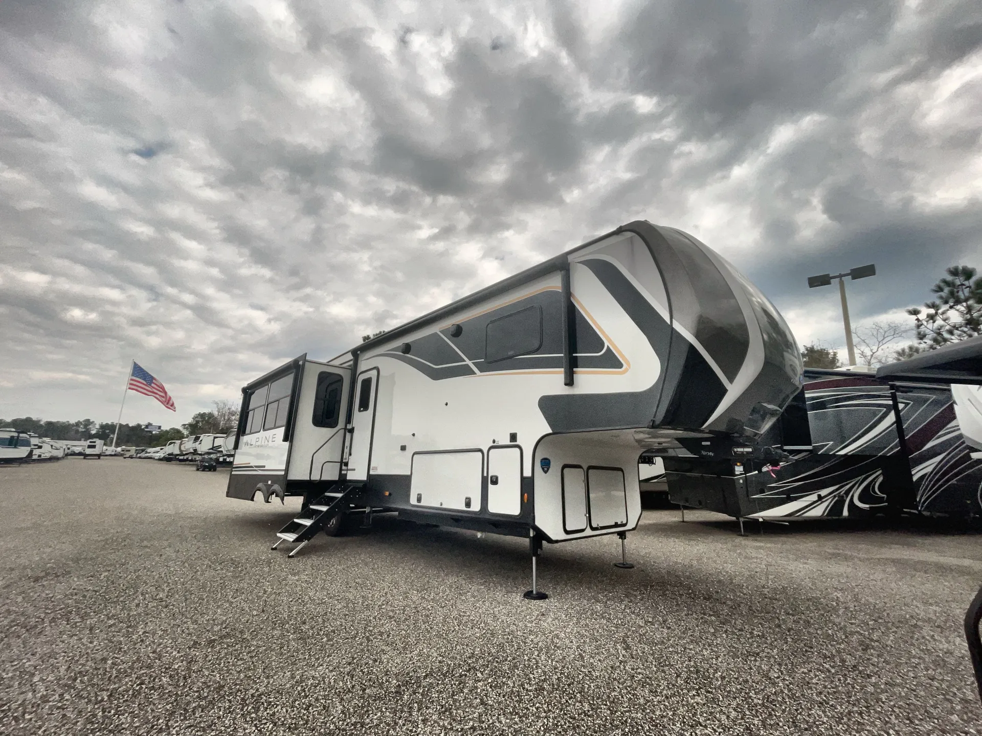 2024 Keystone Avalanche 321RL - Photo 2
