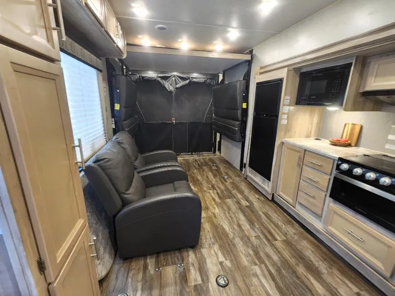 2021 Coachmen Catalina Trail Blazer 28THS - Photo 4