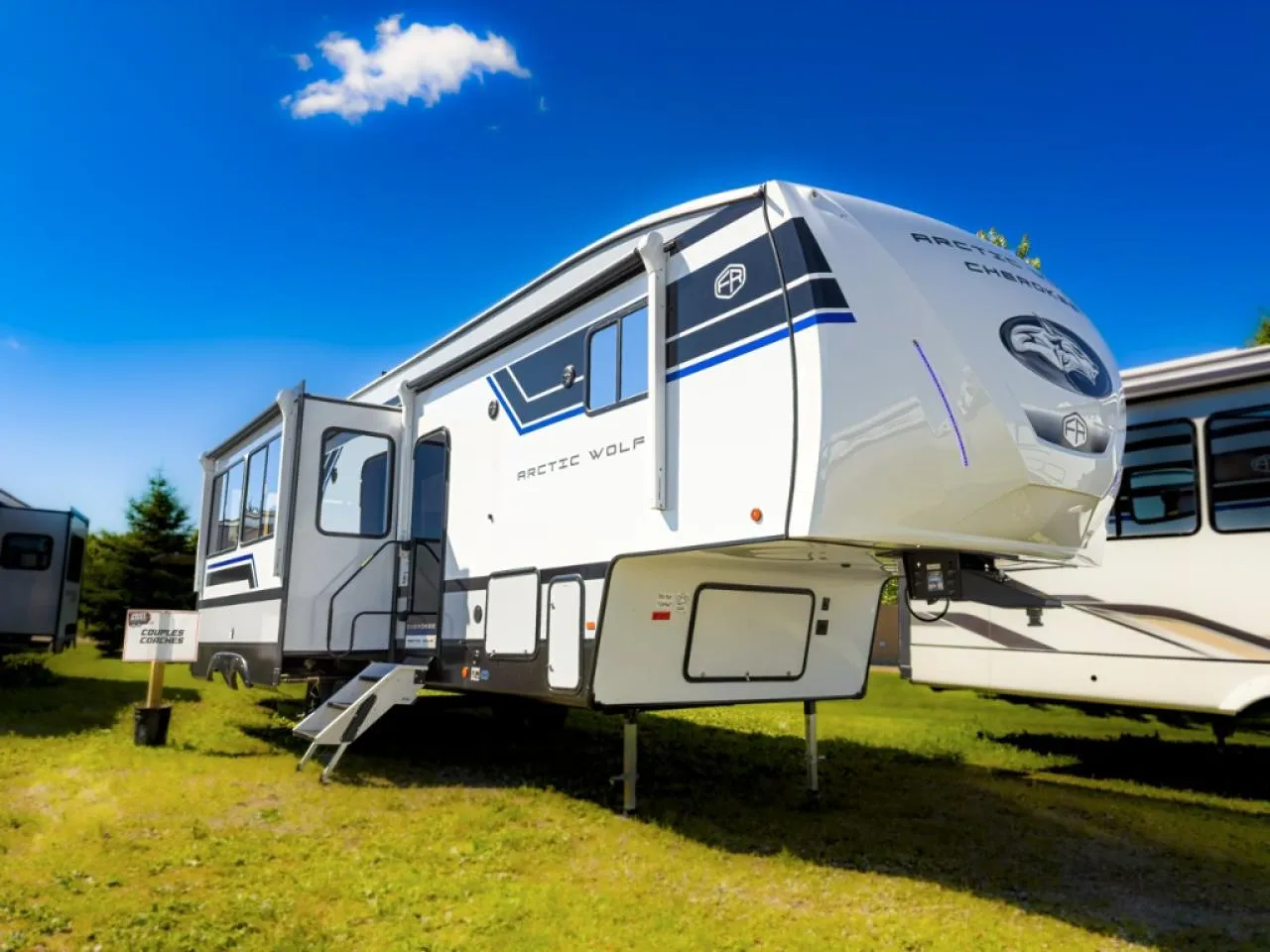 2027 Forest River Cherokee Arctic Wolf 331BH - Photo 4