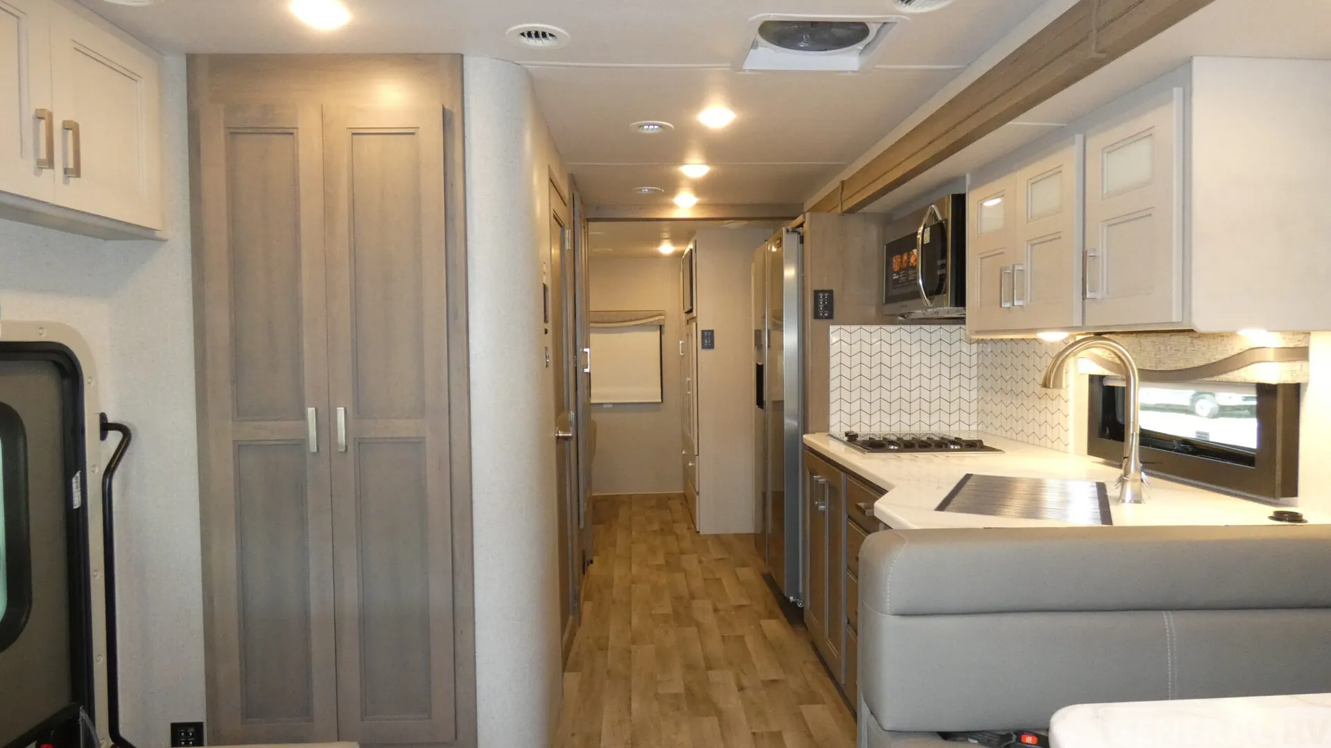 2026 Thor Motor Coach Pasadena 34XG - Photo 3