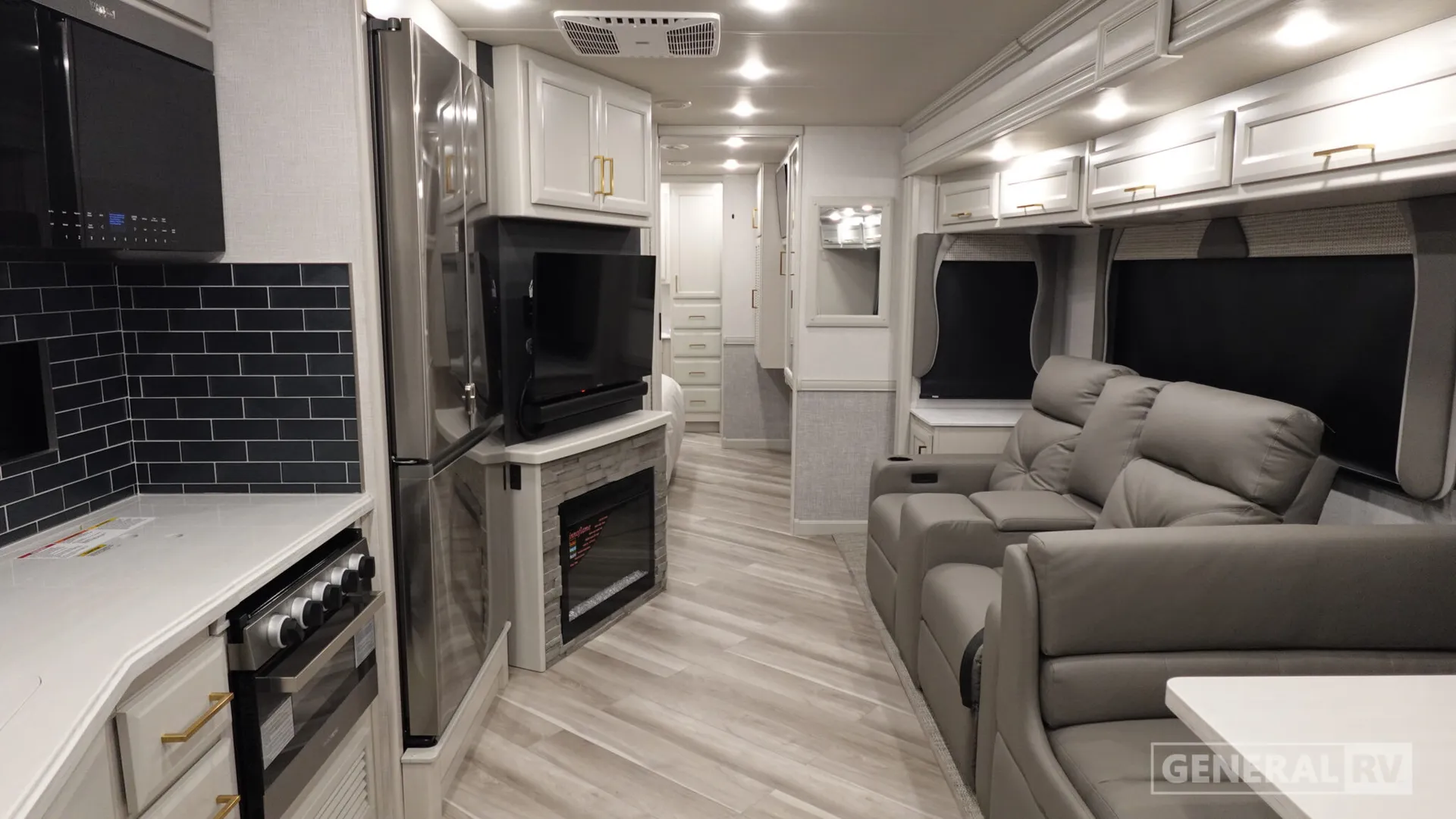 2026 Fleetwood Bounder 35K - Photo 3