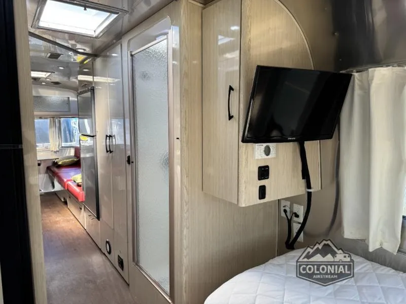 2017 Airstream International Serenity 27FB - Photo 3