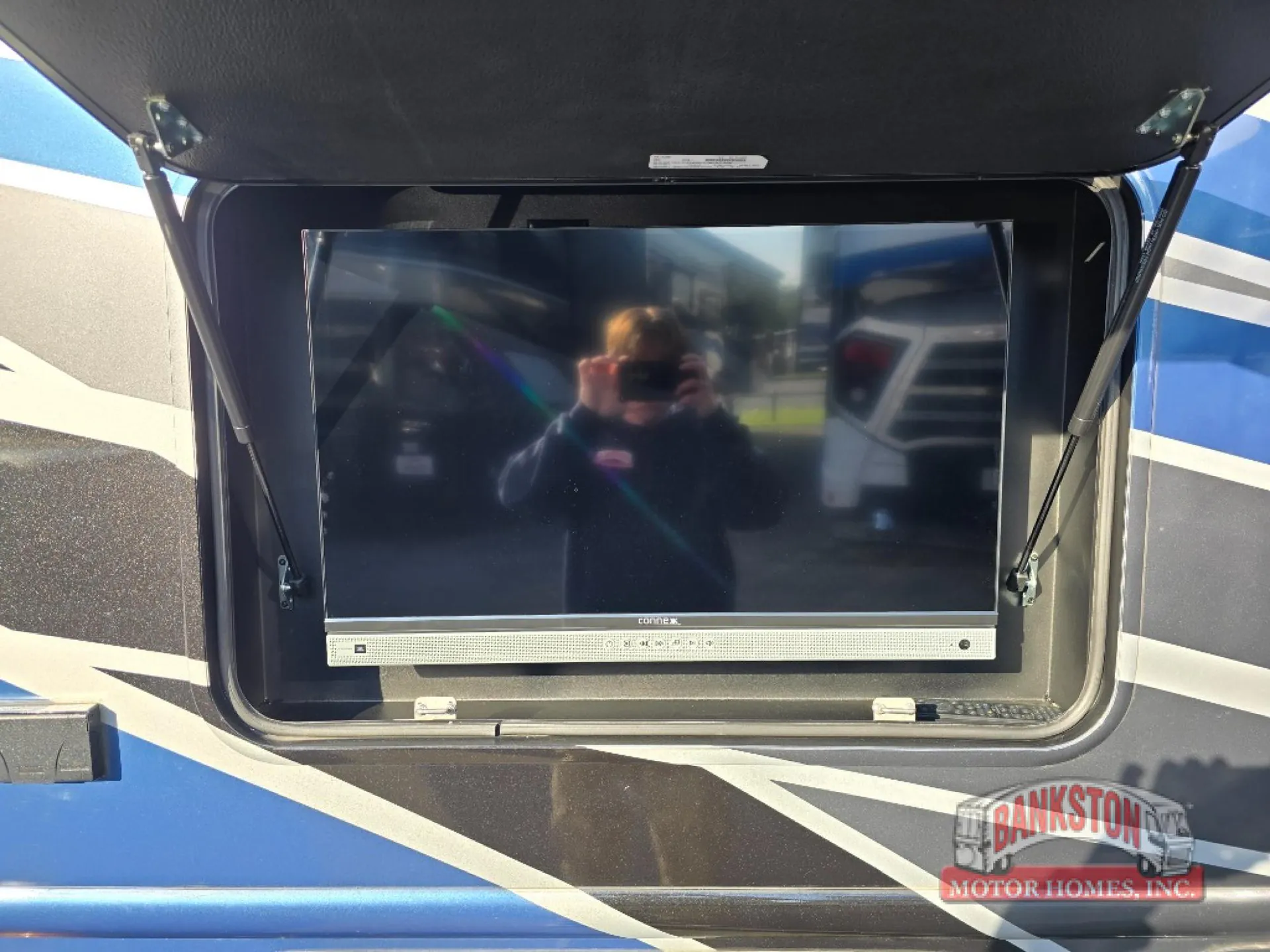 2025 Thor Motor Coach Magnitude AX29 - Photo 4