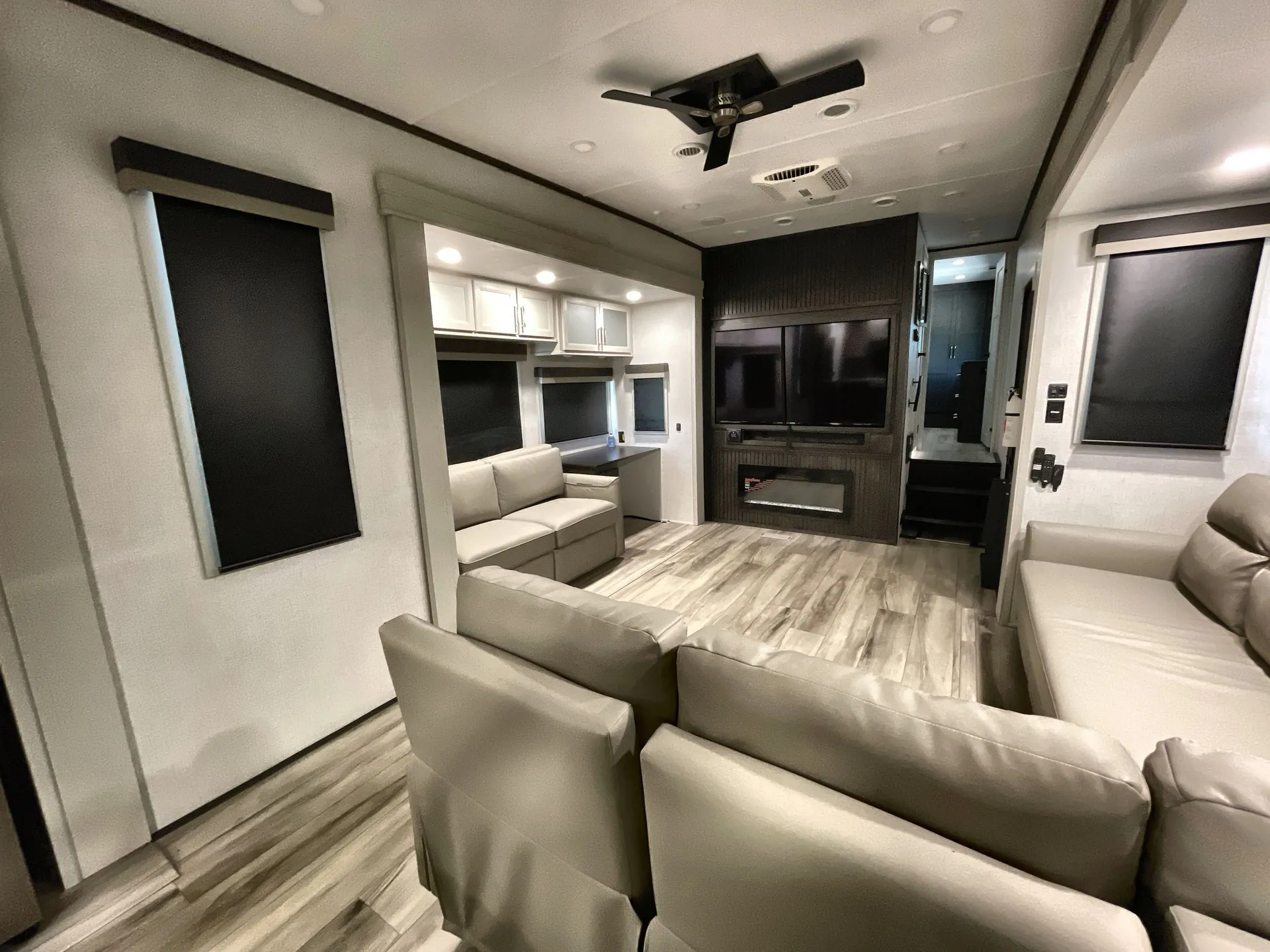 2025 Keystone Alpine Avalanche 366LS — living area main