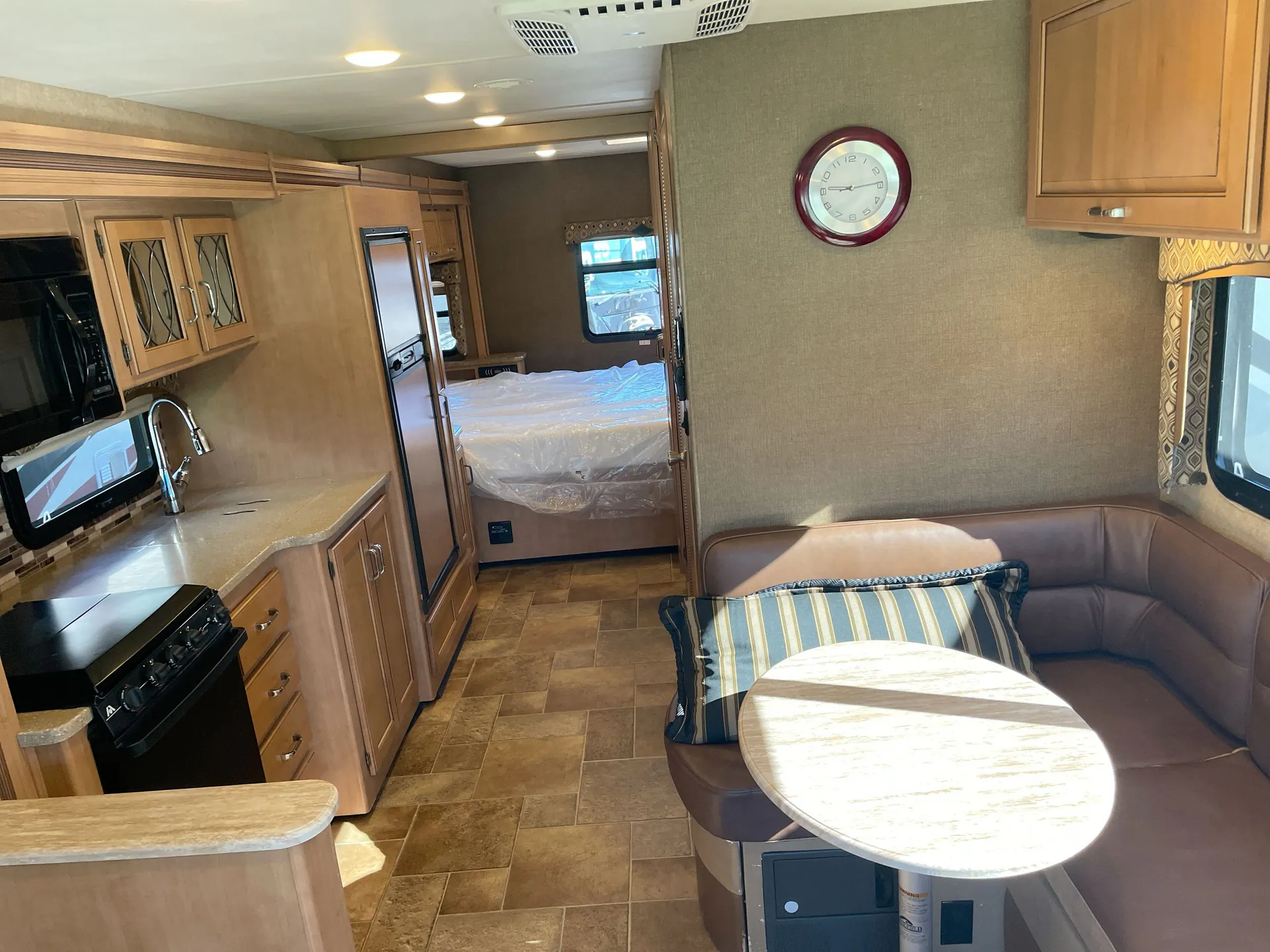 2016 Thor Motor Coach Hurricane 27K — living area main
