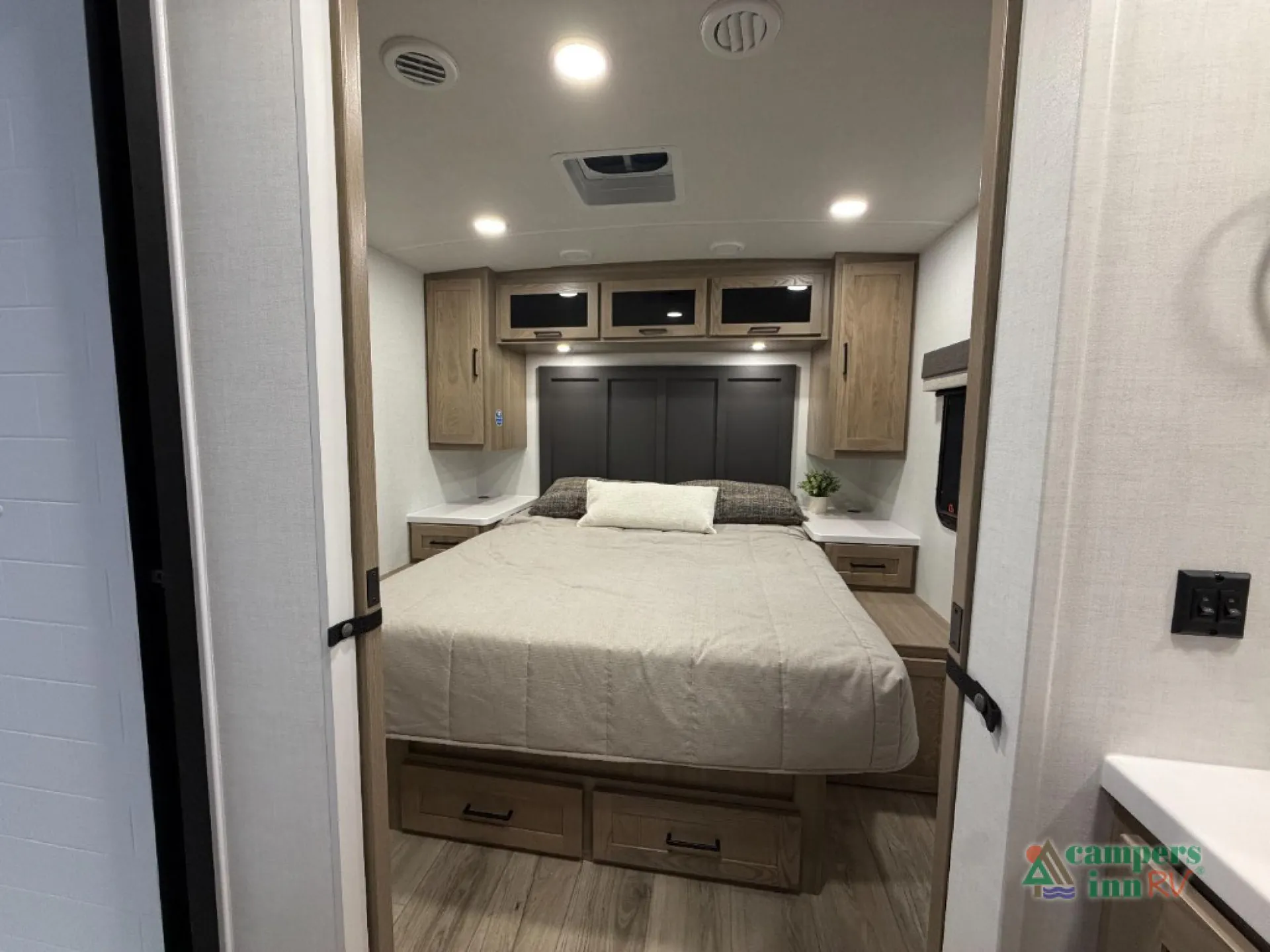 2027 Forest River Rockwood Mini Lite 2506FK — Photo 7