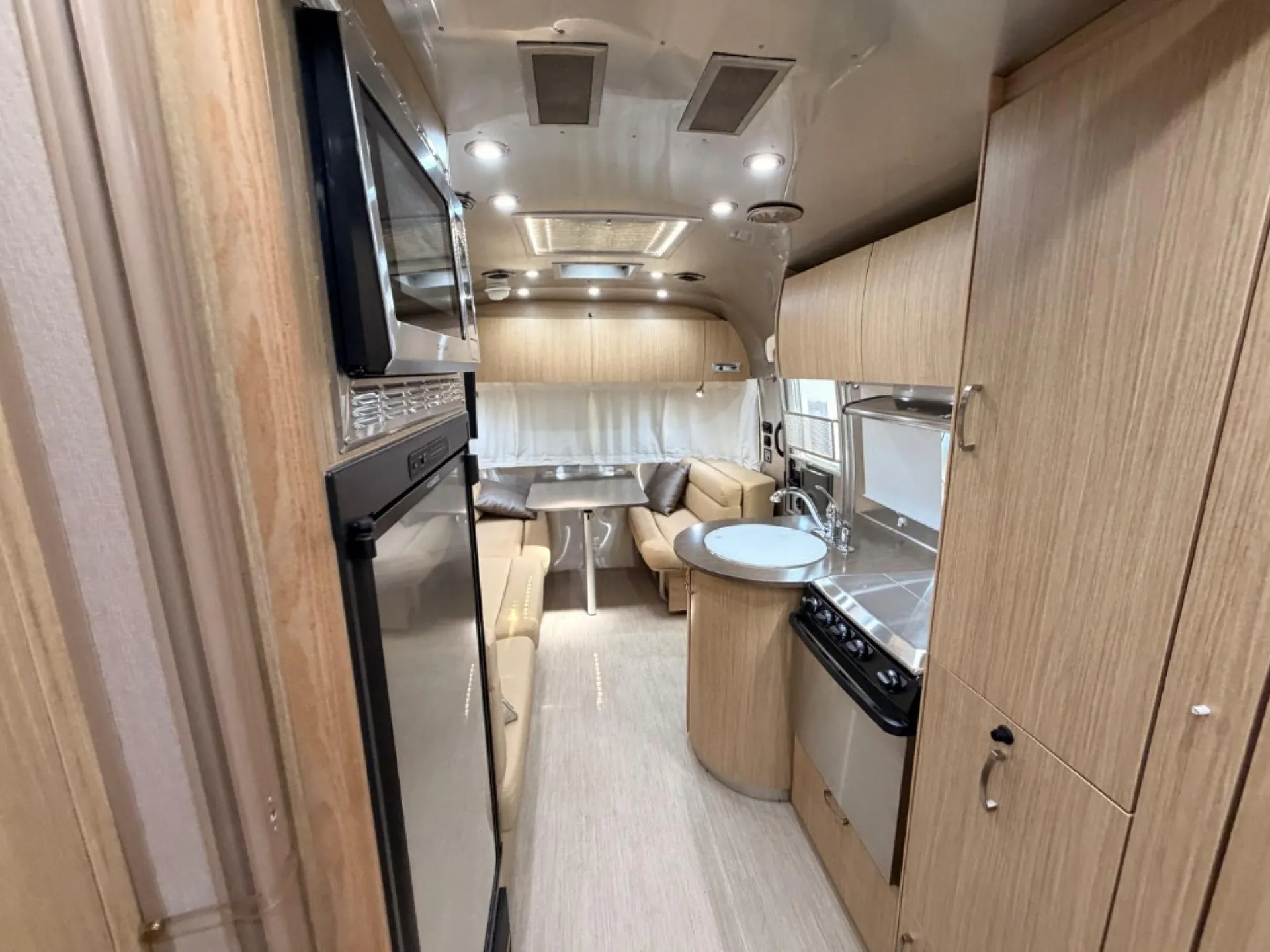 2017 Airstream Flying Cloud 23D - Photo 2