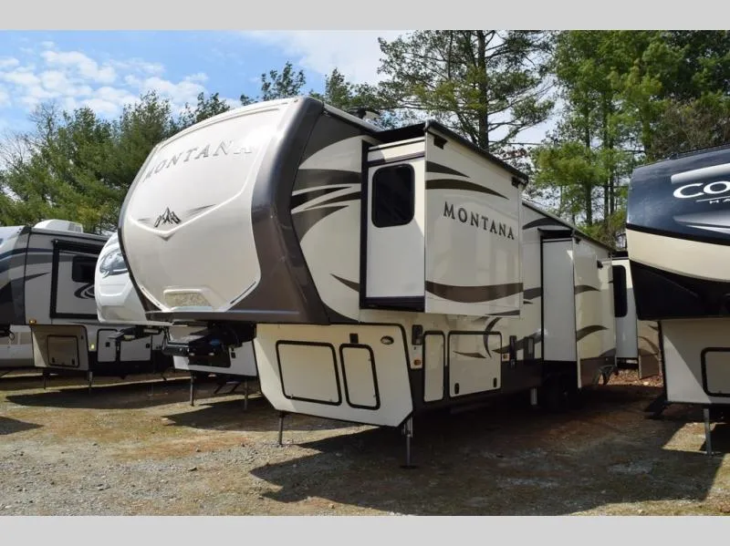 2018 Keystone Montana 3661RL - Photo 2