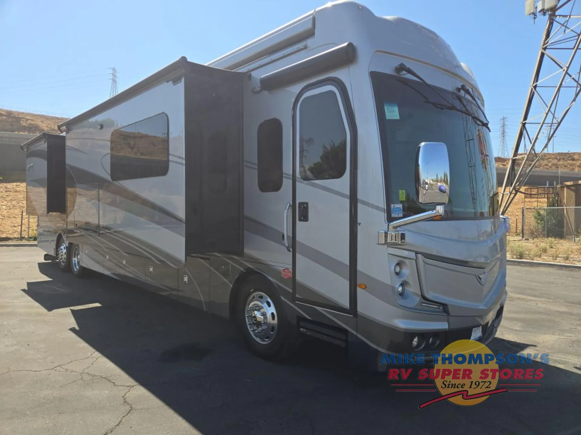 2023 Fleetwood Discovery LXE 44S - Photo 2