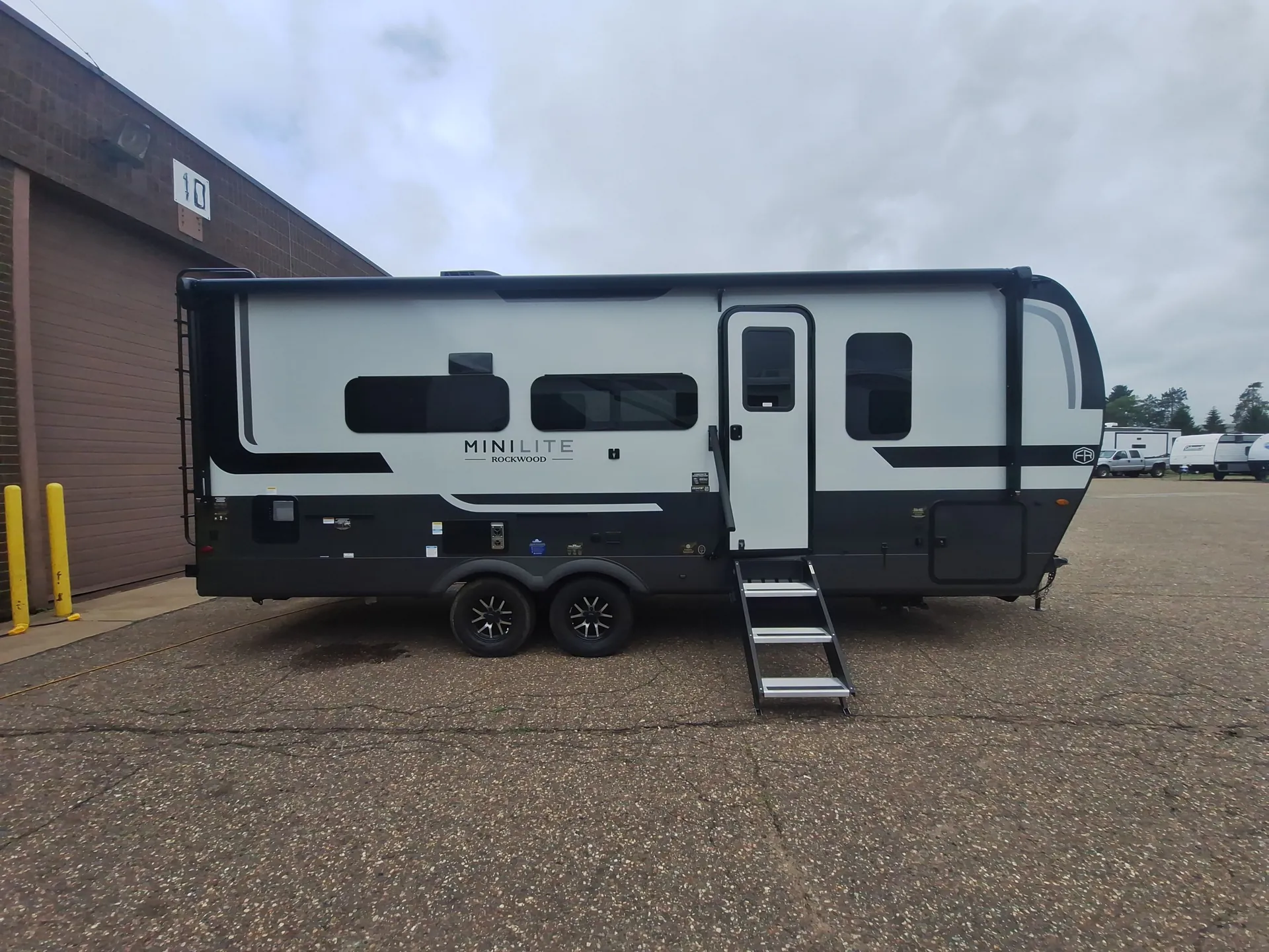2027 Forest River Rockwood Mini Lite 2524FBT — campside