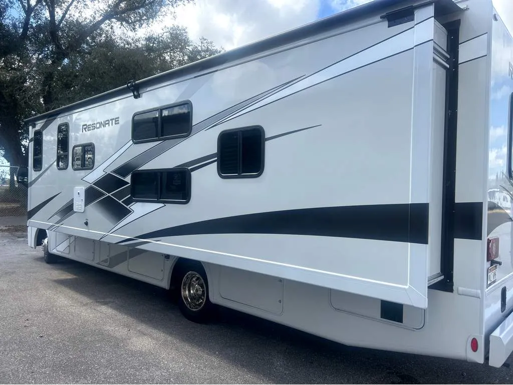 2024 Thor Motor Coach Resonate 32B - Photo 4