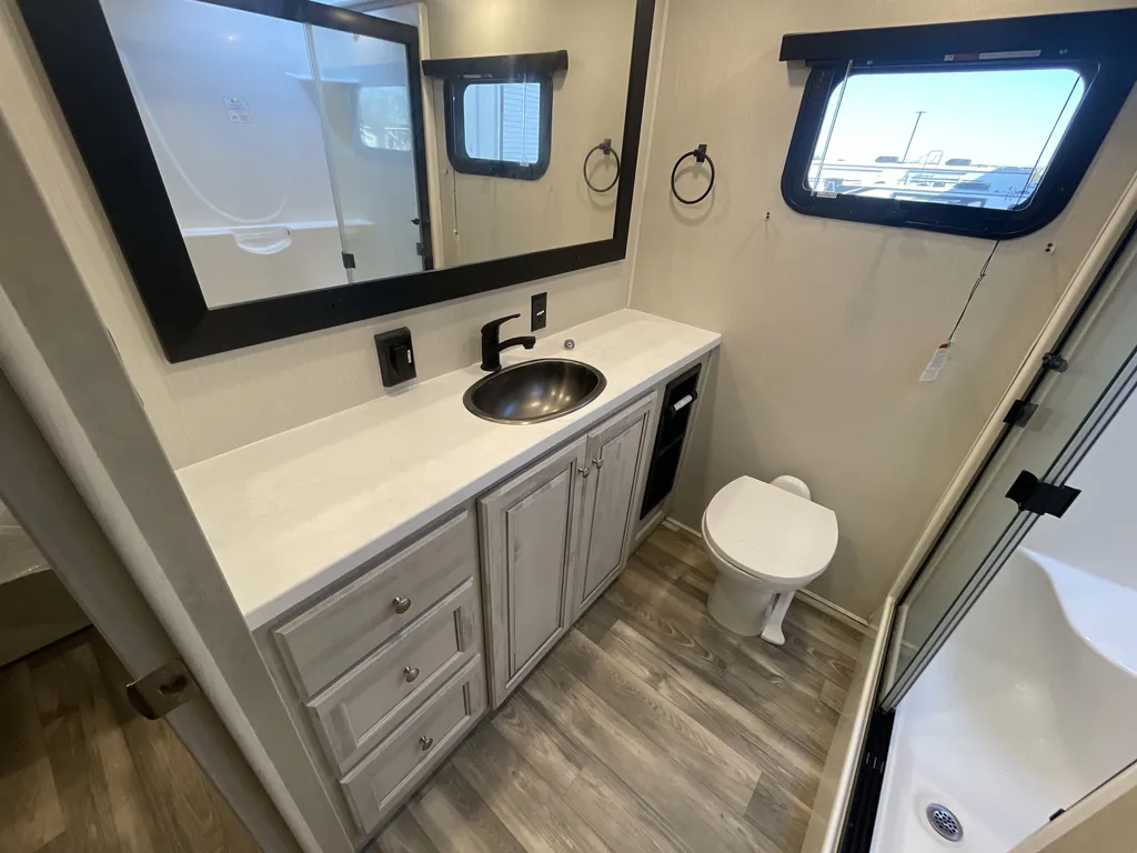 2022 Forest River Cardinal Luxury 380RLX, Photos photo 27