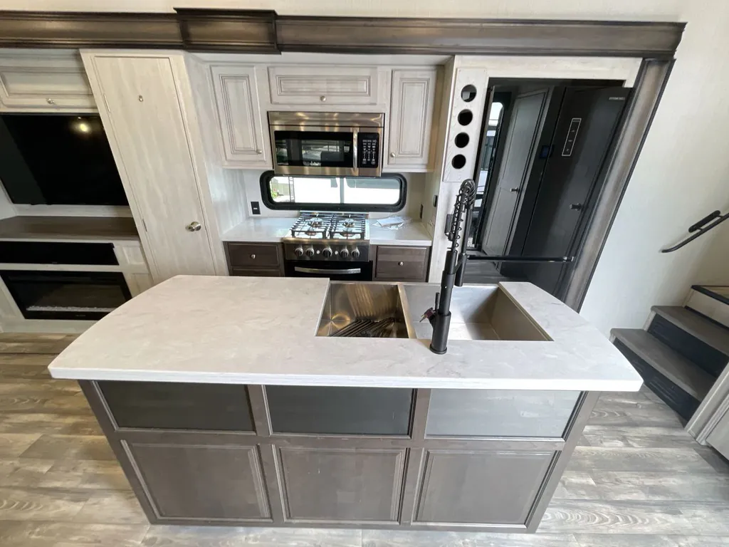 2023 Forest River Cardinal Luxury 380RLX, Photos photo 9