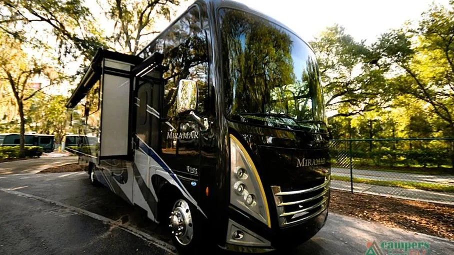 2022 Thor Motor Coach Miramar 35.2 - Photo 2