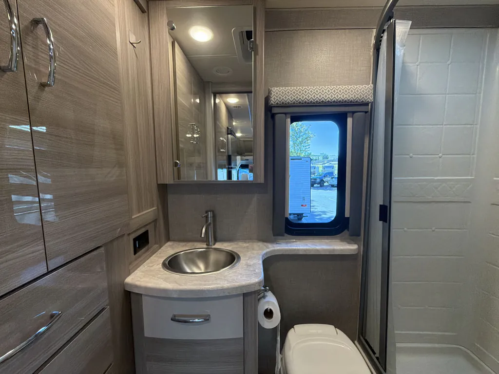 2021 Thor Motor Coach Tiburon 24FB, Photos photo 17