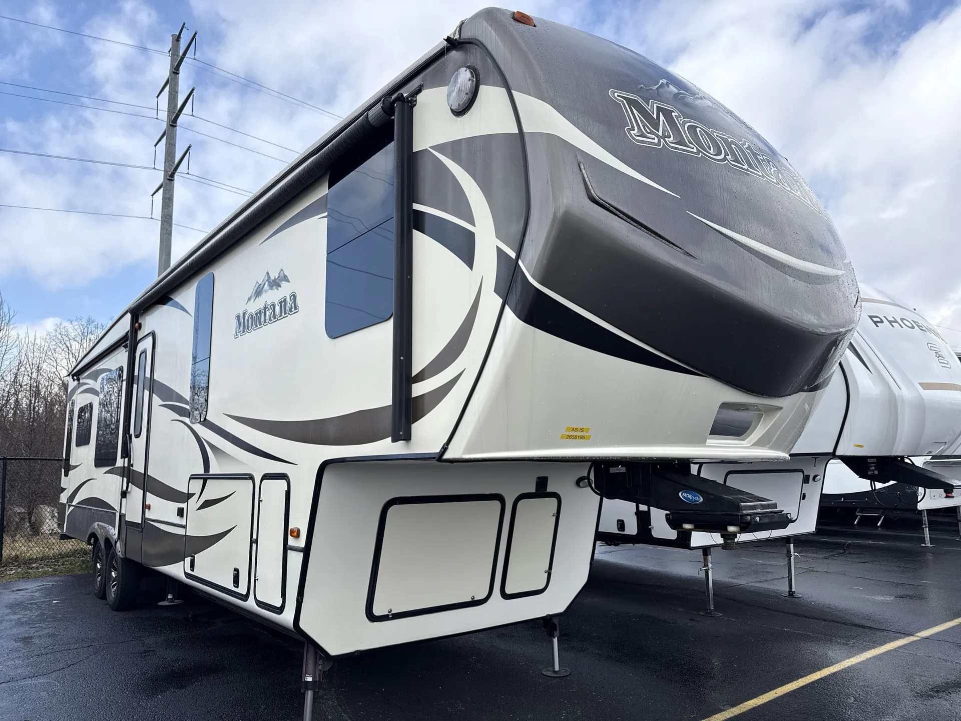 2015 Keystone Montana 3440RL - Photo 2