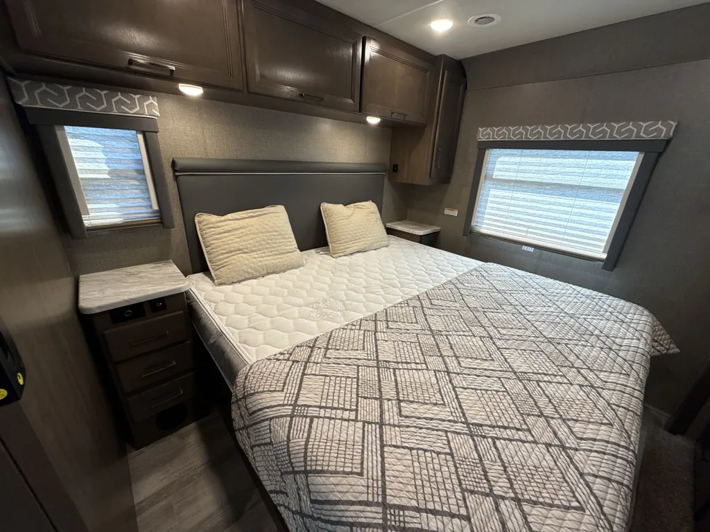 2021 Thor Motor Coach Freedom Traveler A32, Photos photo 15