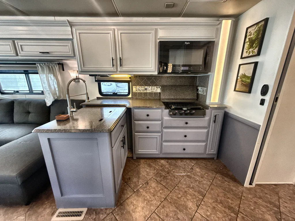 2015 Newmar Canyon Star 3914, Photos photo 11