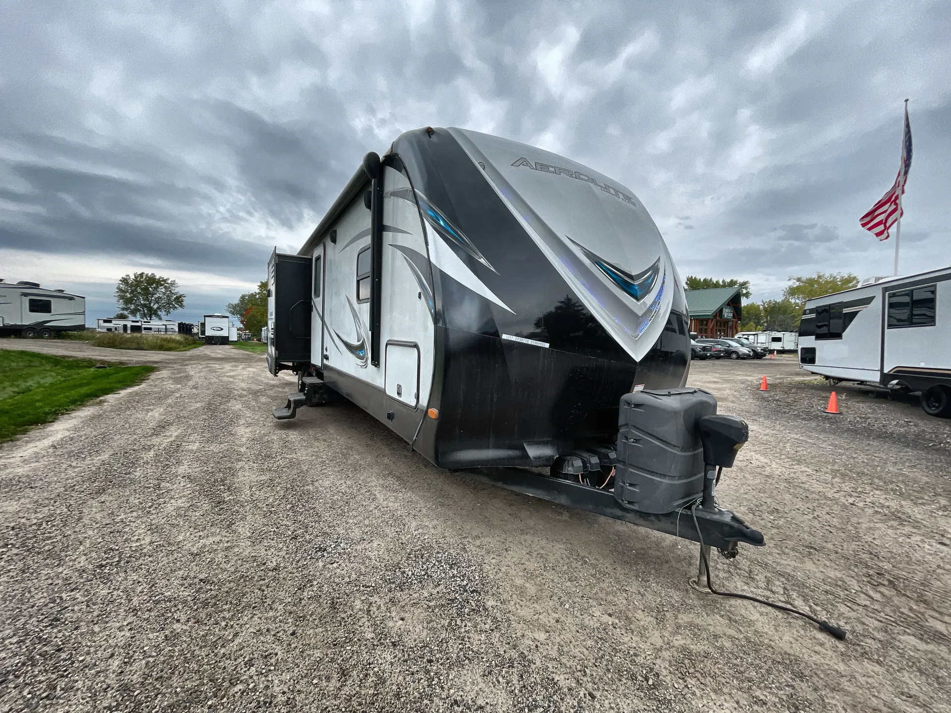 2017 Dutchmen Aerolite Luxury 319BHSS - Photo 2