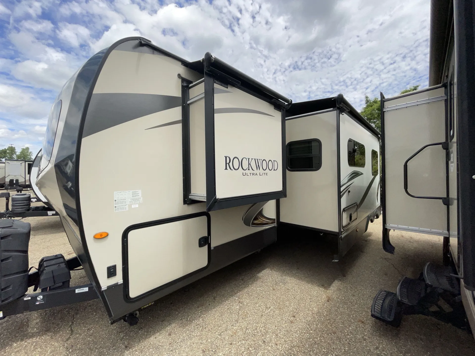 2020 Forest River Rockwood Ultra Lite 2706WS — off campside