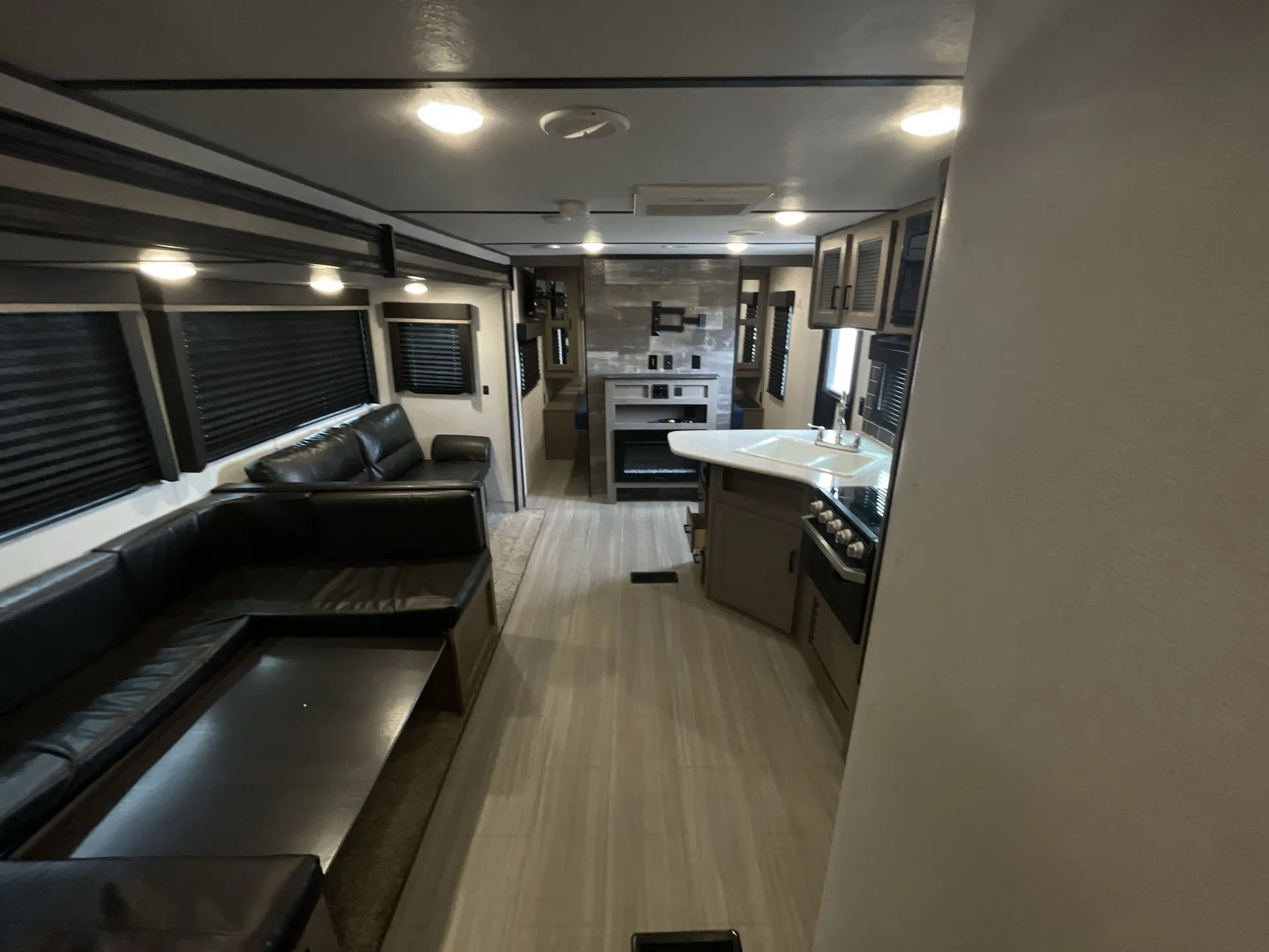 2021 Keystone Hideout 29BQWE — living area main