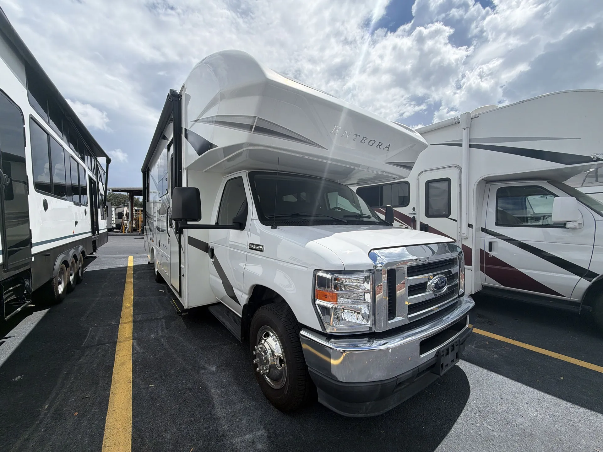 2023 Entegra Coach Odyssey 27U - Photo 2