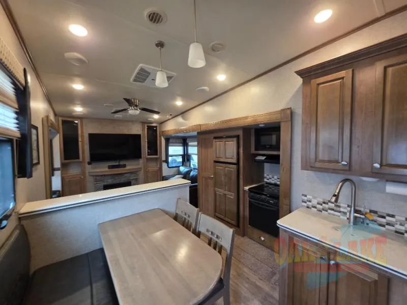 2018 Forest River RV Rockwood Signature Ultra Lite 8298WS - Photo 4