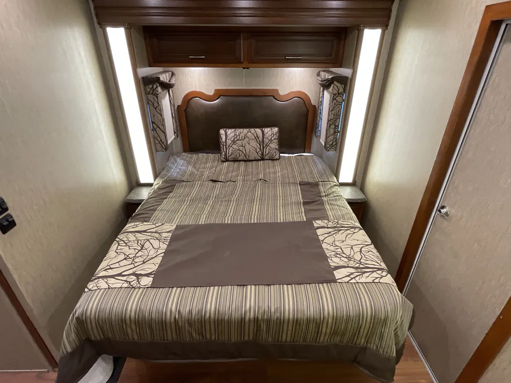 2016 Newmar Canyon Star 3921, Photos photo 16