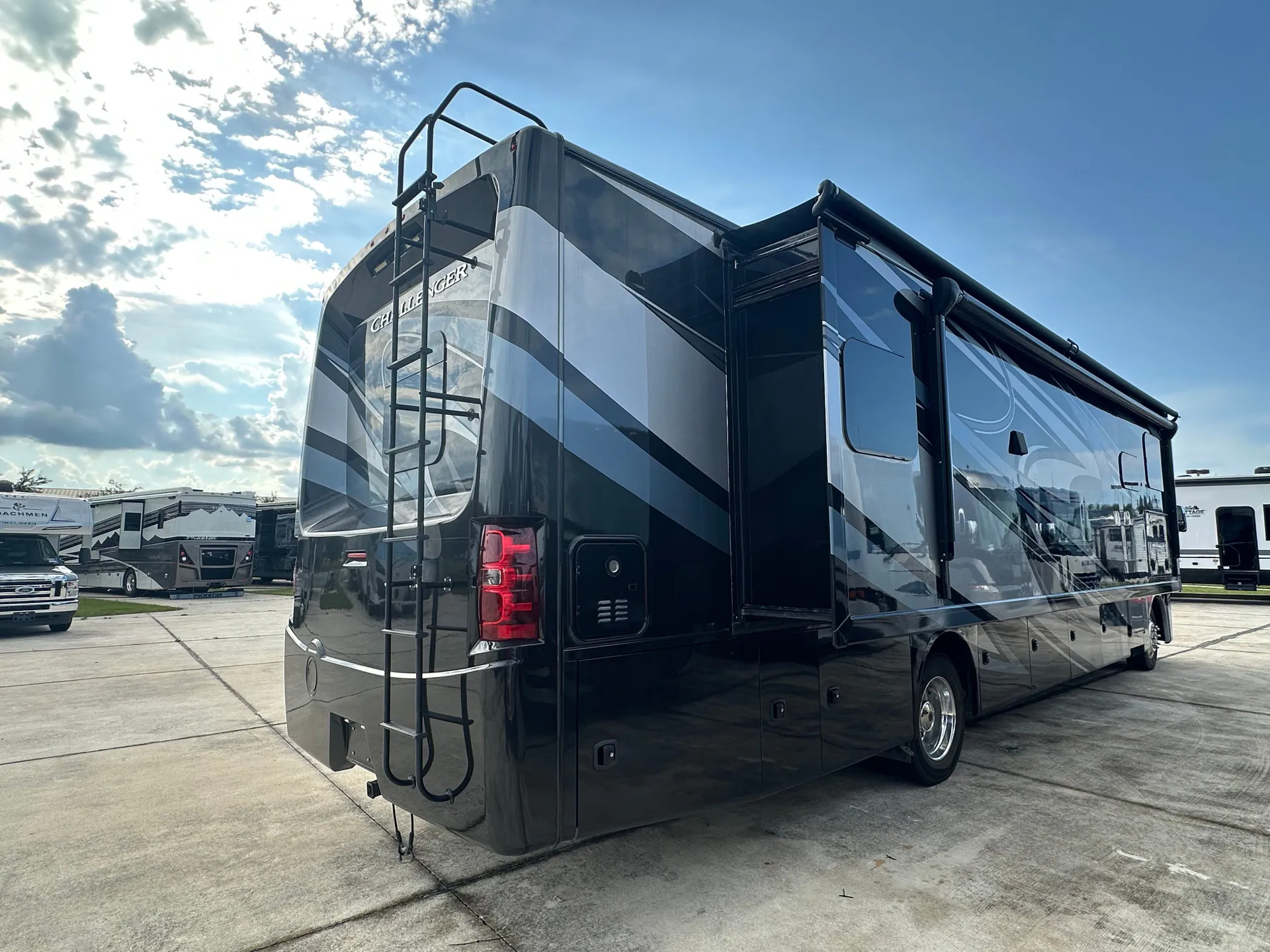 2021 Thor Motor Coach Challenger 37FH - Photo 3