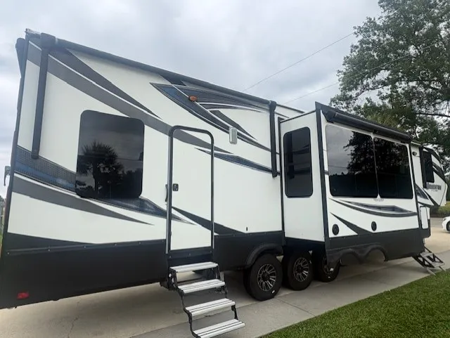 2018 Grand Design Momentum M-Class 394M - Photo 3