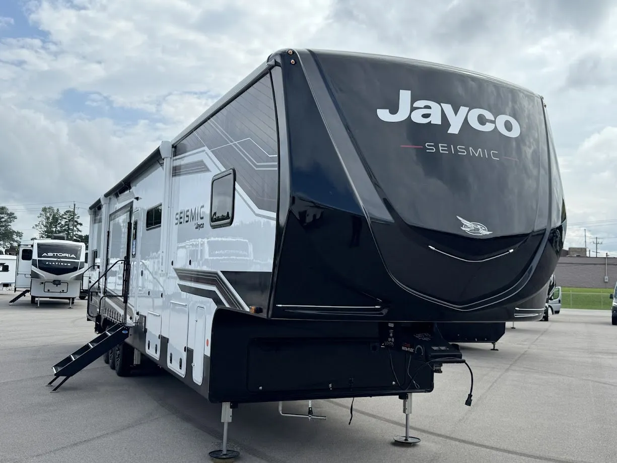 2026 Jayco Seismic 413 - Photo 2