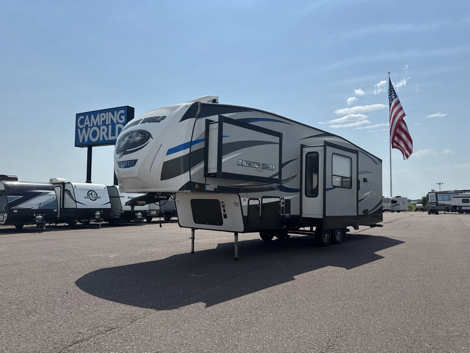 2018 Forest River Cherokee Arctic Wolf 305ML6 - Photo 2