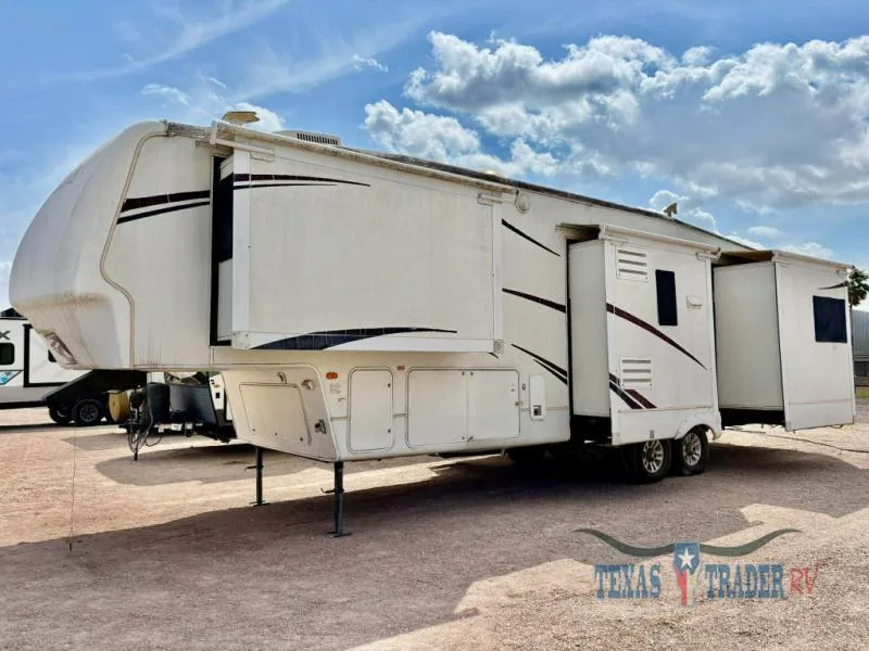 2007 Keystone Montana 3400RL - Photo 2
