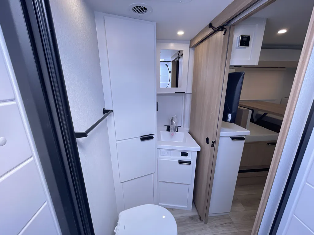 2027 Winnebago Micro Minnie 2108DS, Photos photo 21