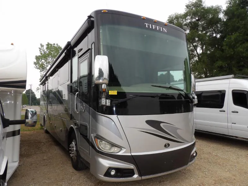 2018 Tiffin Phaeton 40 IH - Photo 2