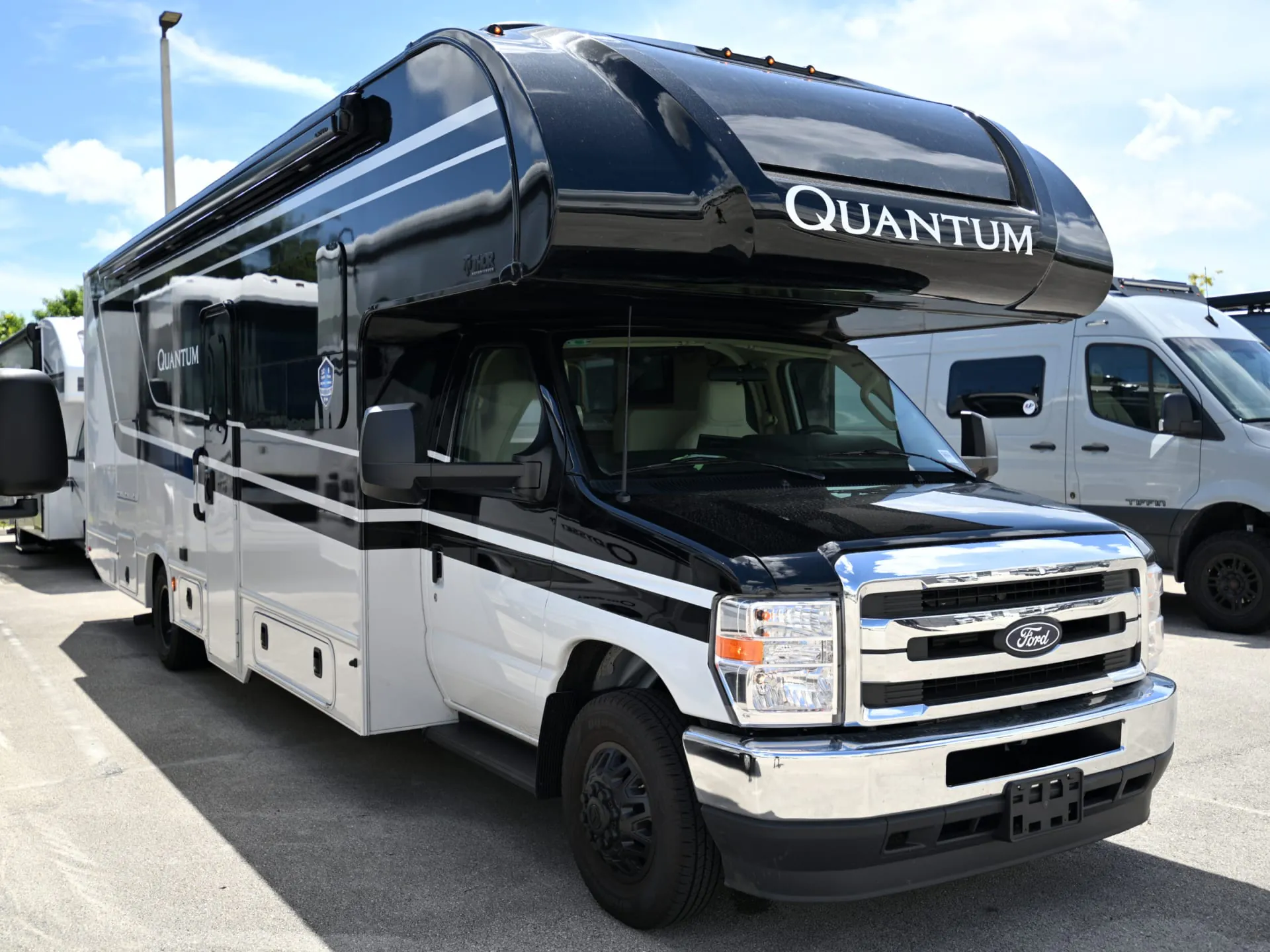 2027 Thor Motor Coach Quantum KW29 dealer photo 1 from La Mesa RV Center