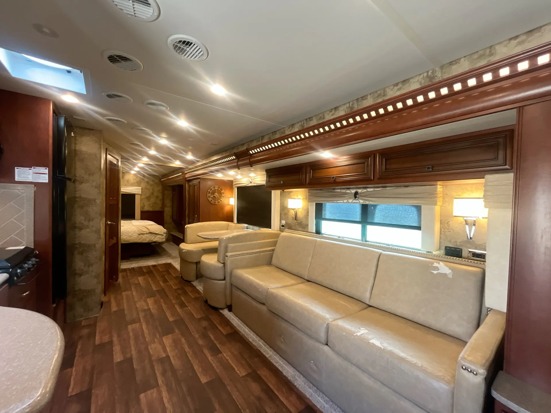 2017 newmar Bay Star 3124 — living area main