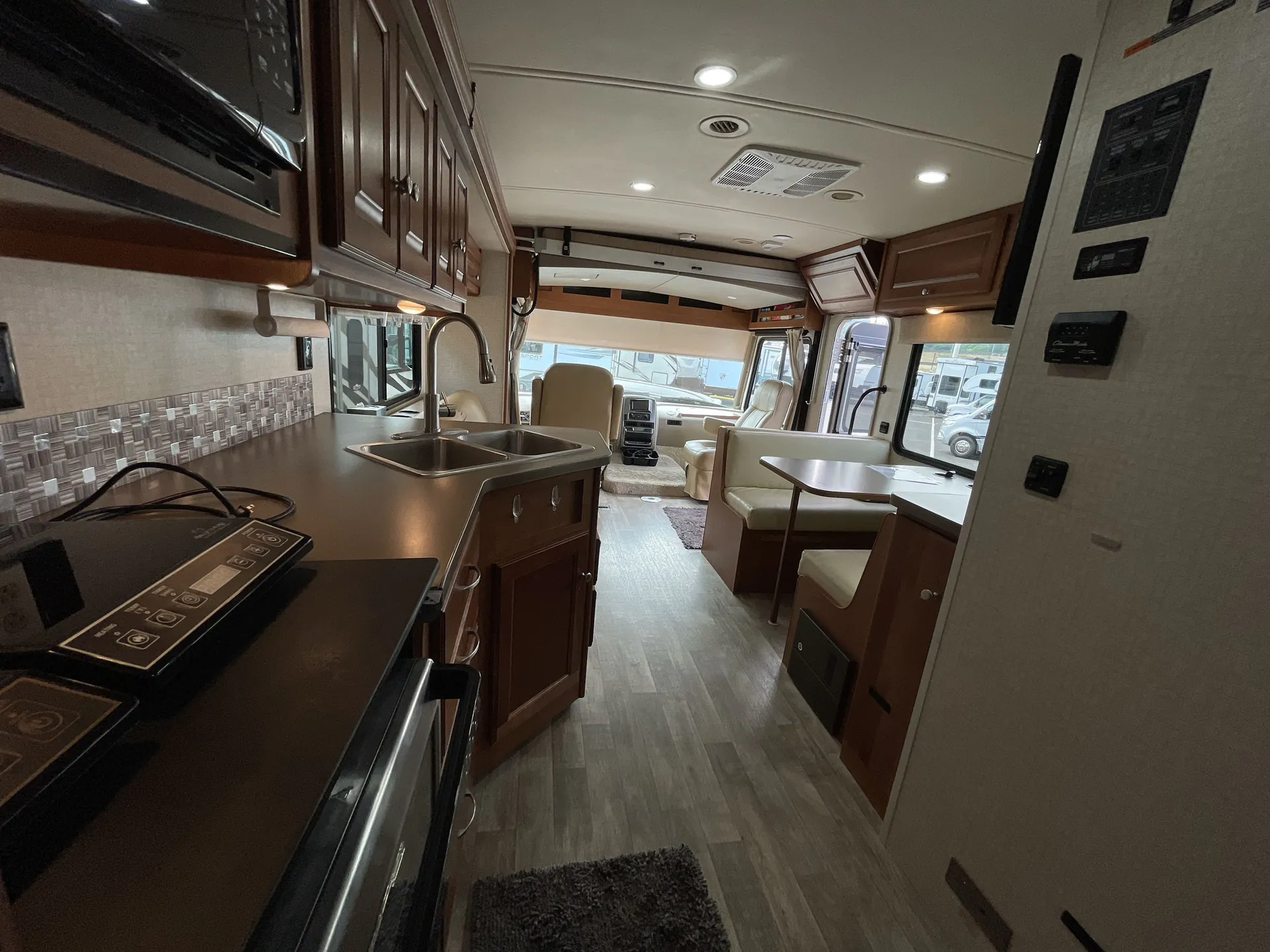 2018 Winnebago Sunstar 29V - Photo 4